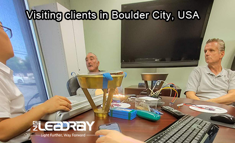 Visite chez des clients à Boulder City, aux États-Unis, pour discuter des systèmes d'éclairage public