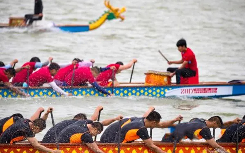 Festival des bateaux-dragons Aujourd'hui, c'est le festival des bateaux-dragons, un jour de fête en Chine. Le cinquième jour du cinquième mois lunaire est la fête traditionnelle chinoise.