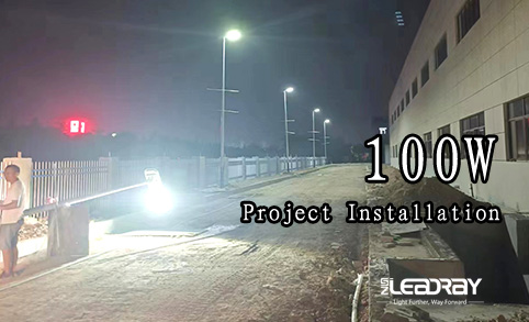 Lampadaire solaire à LED 100 W avec panneau solaire intégré