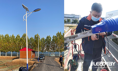 Lampadaire solaire LEADRAY de type Split, installé sur la route, très apprécié par les clients
