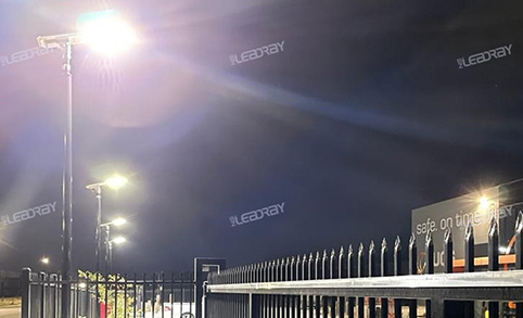 Les lampadaires solaires tout-en-un Leadray 120 W illuminent la nuit les parkings commerciaux américains