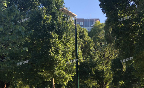 Application de lampadaires solaires dans un parc