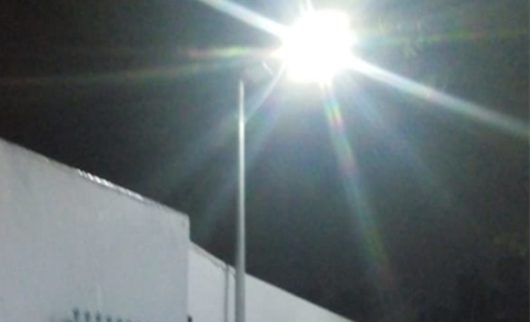 Lampadaire solaire LRC-F60 installé dans un parking