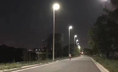 Des lampadaires solaires intégrés haute puissance de 50 watts sont installés sur la route fluviale