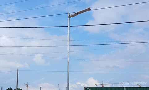 Le projet de lampadaire Leadray 30 W est en cours de construction sur un chantier au Cambodge
