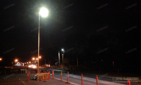 Lampadaire solaire tout-en-un haute luminosité 100 W résistant aux typhons