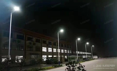 Les lampadaires solaires intégrés de 40 W avec capteur intelligent sont largement utilisés dans les zones industrielles