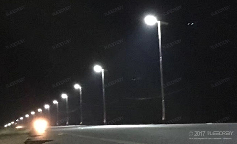 Un lampadaire solaire intégré de 80 watts est utilisé dans l'allée africaine