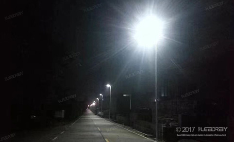 Les 80 lampadaires solaires tout-en-un de Leadray transforment le ciel nocturne de la campagne de la province du Hunan après leur installation