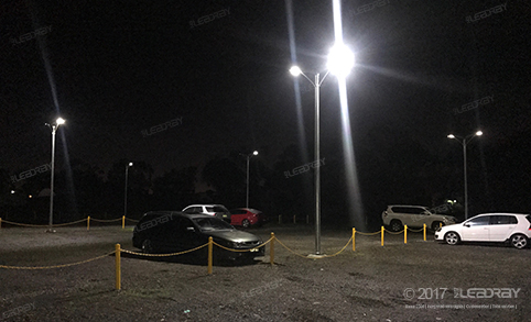 Route de campagne utilisant nos lampadaires solaires