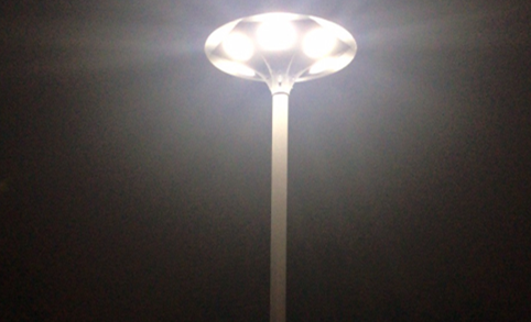 Lampe solaire de jardin 30W installée dans le jardin
