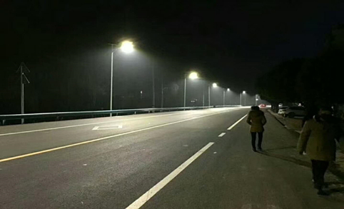 Installation de lampadaires solaires sur les deux voies