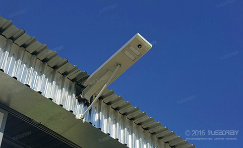 Lampadaire solaire intégré à LED de 40 watts installé dans l'entrepôt d'un client sud-africain