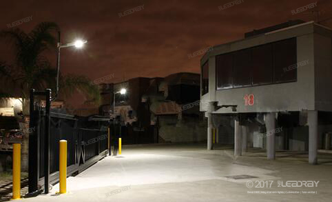 Un client indonésien a terminé l'installation de lampes solaires LED de 15 W dans son jardin aujourd'hui.
