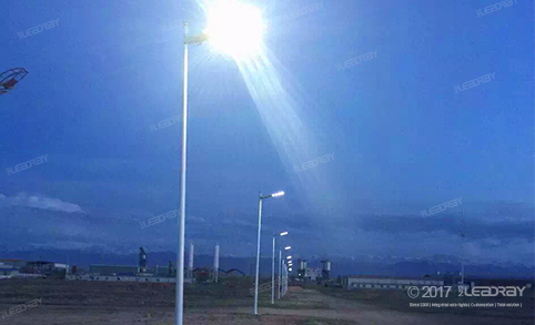 Lampadaires solaires à batterie intégrée utilisés pour l'éclairage des allées d'usine