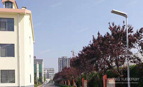 Le lampadaire solaire 20 W avec détecteur de mouvement est largement utilisé dans les zones résidentielles et les allées.