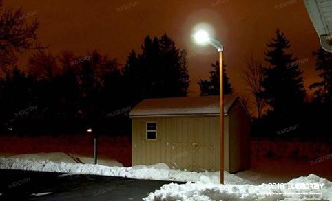 Les lampadaires solaires intégrés de 15 watts de Leadray ont brisé le ciel nocturne enneigé du village canadien