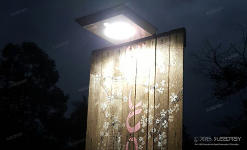 Les mini-lumières publicitaires solaires de 5 W offrent un excellent effet lumineux sur les panneaux d'affichage après leur installation par notre client malaisien.