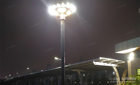 Les lampes solaires de jardin à LED 15 W de Leadray suscitent de nombreux éloges de la part des clients après leur installation dans leur cour.