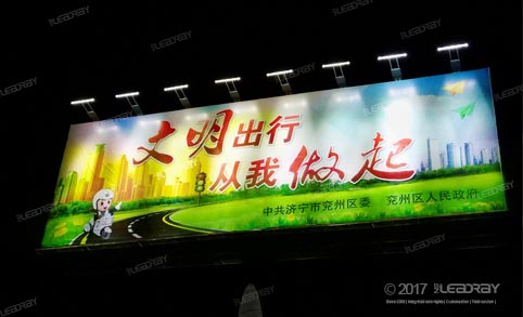 Les panneaux d'affichage LED solaires tout-en-un intégrés de Leadray produisent un effet lumineux magique sur le panneau d'affichage publicitaire extérieur 18x6M