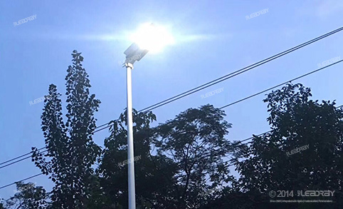 Des lampadaires personnalisés tout-en-un ont été facilement installés sur Philippine Village Road