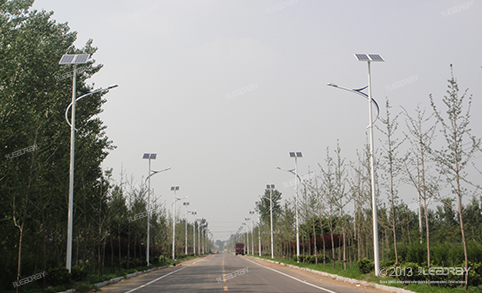 Lampadaire solaire semi-intégré à LED de 50 W pour l'éclairage routier à Huayu, province du Shandong