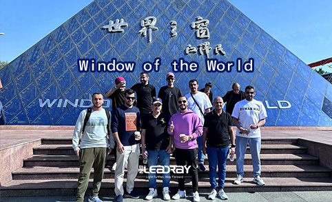Fenêtre du monde Shenzhen, Chine, clients saoudiens visitant ensemble des attractions touristiques