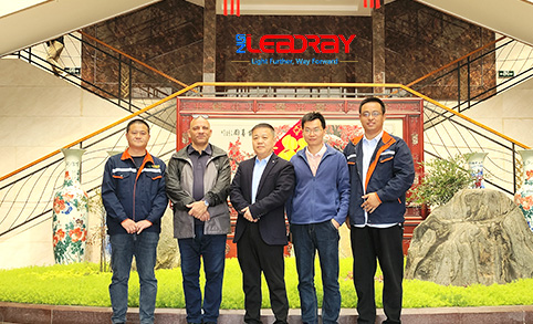 En avril 2023, des amis étrangers effectueront une inspection transfrontalière de l'usine de production de lampadaires LEADRAY