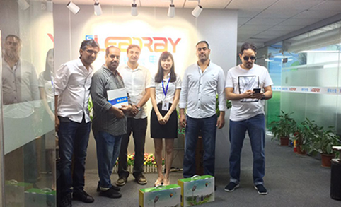 Les clients VIP de Leadray en Arabie saoudite inspectent l'état de leur commande de lampe solaire d'extérieur à détecteur de mouvement
