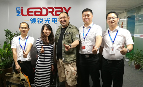 Nos clients japonais nous rendent visite et souhaitent devenir notre agent pour le marché japonais après avoir testé des échantillons de notre lampadaire solaire. Ils sont certainement satisfaits de notre qualité et de notre prix.