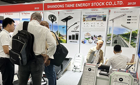 Sélection de mentions J'aime, discussions et échanges sur place avec les clients du salon Shenzhen Leadray Lighting