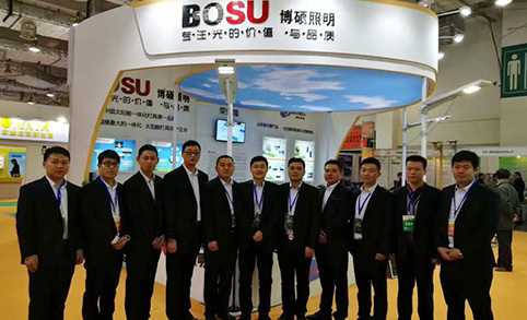 Des lampadaires solaires intégrés de 100 W sont proposés pour la construction de routes rurales en Chine lors du salon de l'éclairage de Jining.