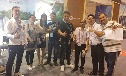 Des équipes japonaises de haut niveau visitent le stand de lampadaires solaires tout-en-un de Leadray lors de la 120e Foire de Canton