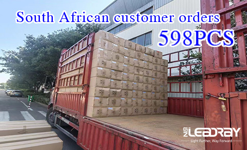 598PCS 60W 100W intégré 36V étanche intégré LED contrôle intelligent lampadaire solaire expédiés aux clients en Afrique du Sud