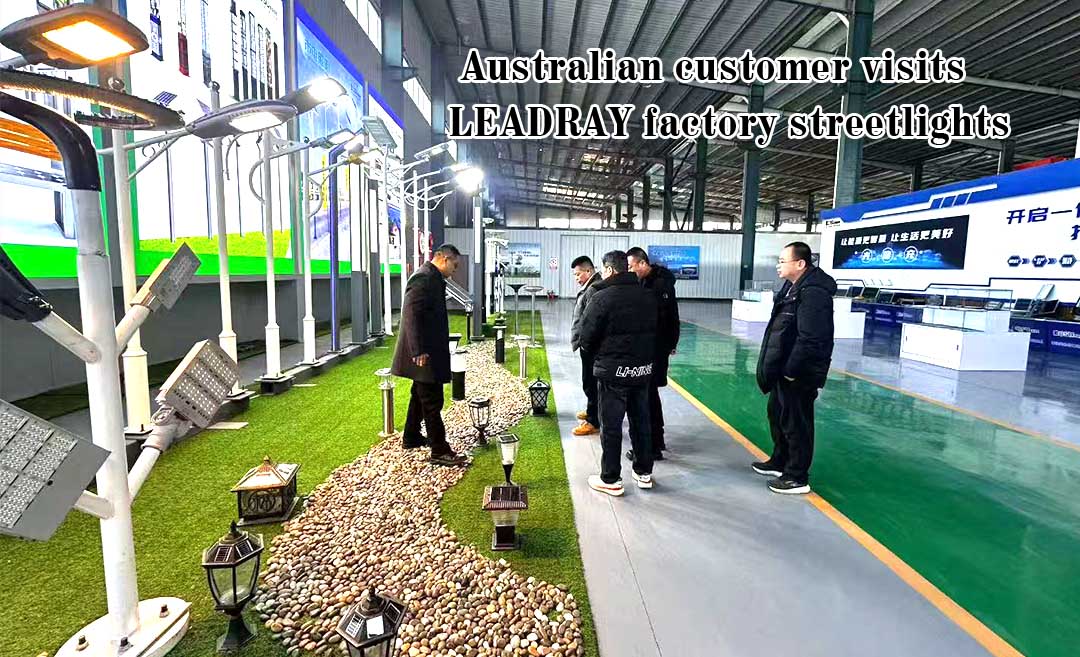 Un client australien visite l'usine de lampadaires LEADRAY