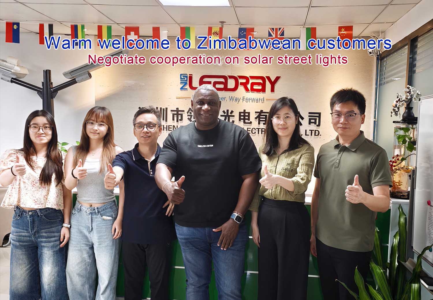 LEADRAY souhaite la bienvenue à ses clients zimbabwéens pour des négociations commerciales concernant l'éclairage public solaire.