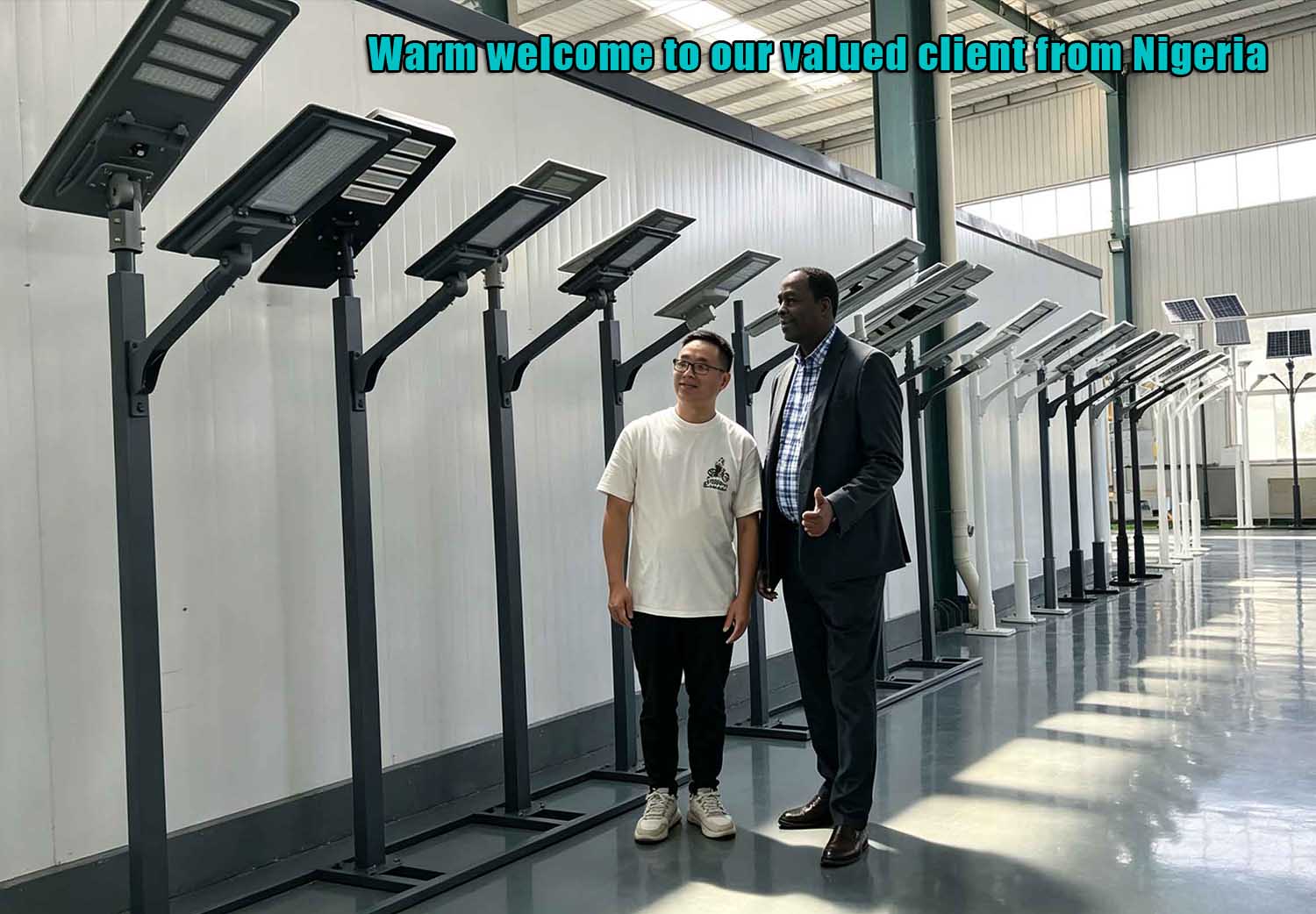 Nous avons chaleureusement accueilli notre client nigérian. Il a visité notre salle d'exposition, nos présentoirs de lampes solaires et notre espace d'exposition de panneaux solaires.