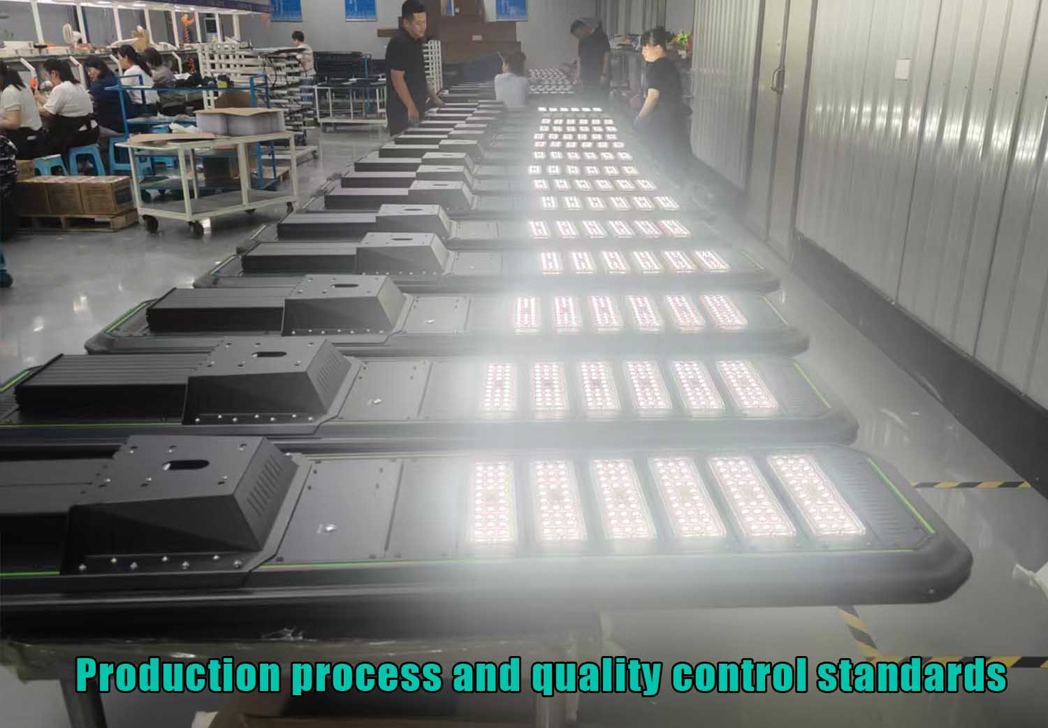 L'atelier de production prend des photos réelles de la production de lampadaires solaires intégrés