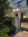 Poteau d'extérieur décoratif et étanche, éclairage solaire moderne à haute luminosité pour jardin