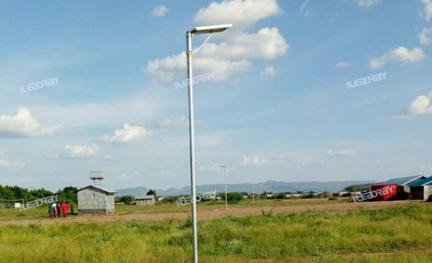 300 unités 60w tout en un lampadaires solaires installés en afrique