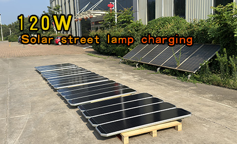 Chargement de lampadaire solaire, le client commande des réverbères solaires extérieurs en aluminium à LED de route 120W