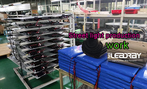 Travaux de production de lampadaires - Usine de lampadaires solaires optoélectroniques Leadray de Shenzhen
        