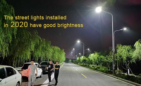 Les lampadaires solaires installés en 2020 ont une bonne luminosité 60watt 