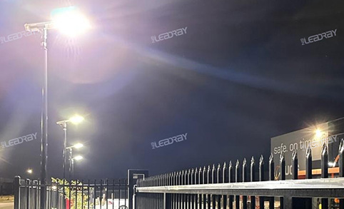 Les lampadaires solaires tout-en-un Leadray 120W illuminent la nuit dans les parkings commerciaux américains